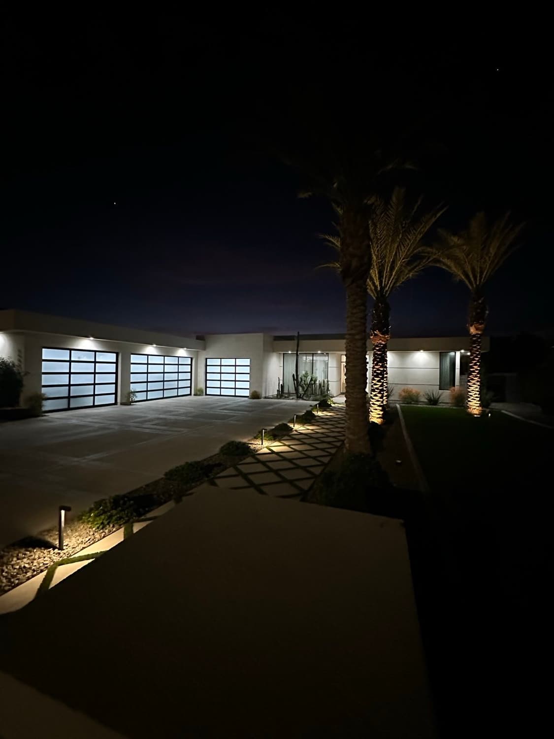 Spotless windows on a luxury Phoenix home cleaned by Valley Shine Pro