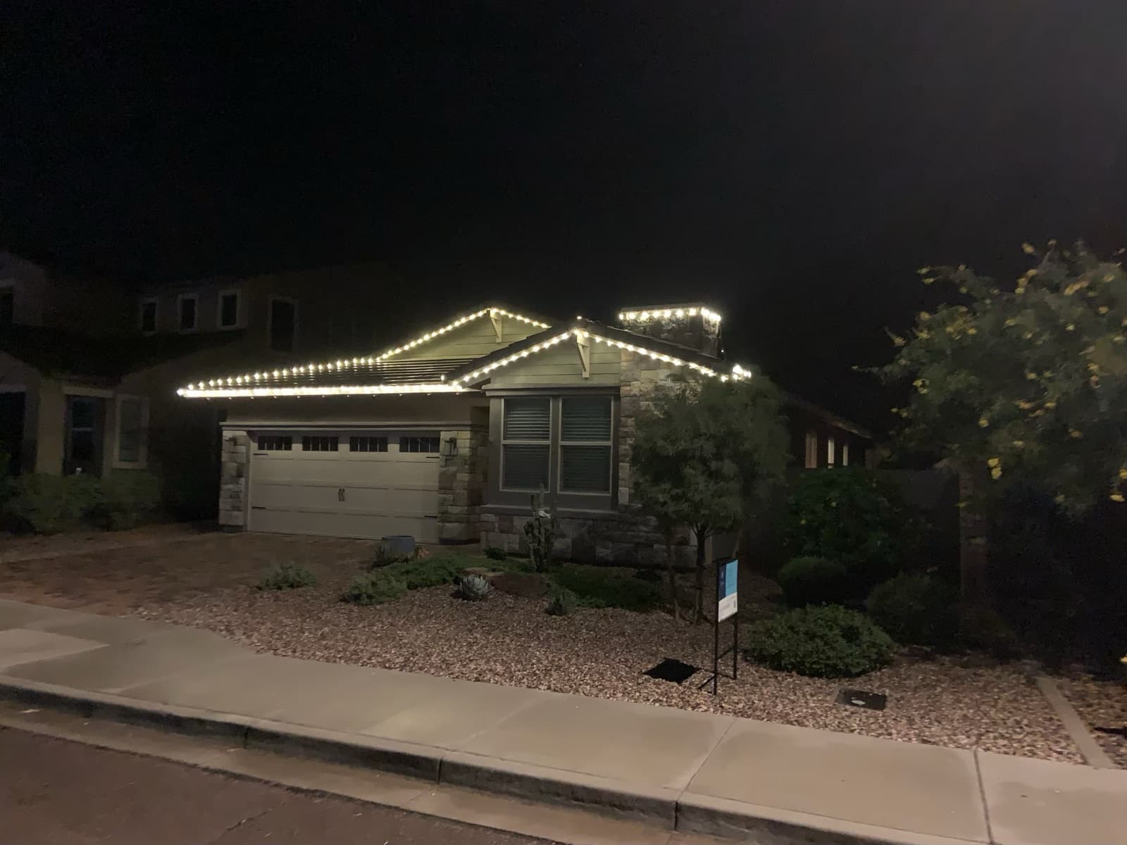 Permanent architectural holiday lighting along the eaves