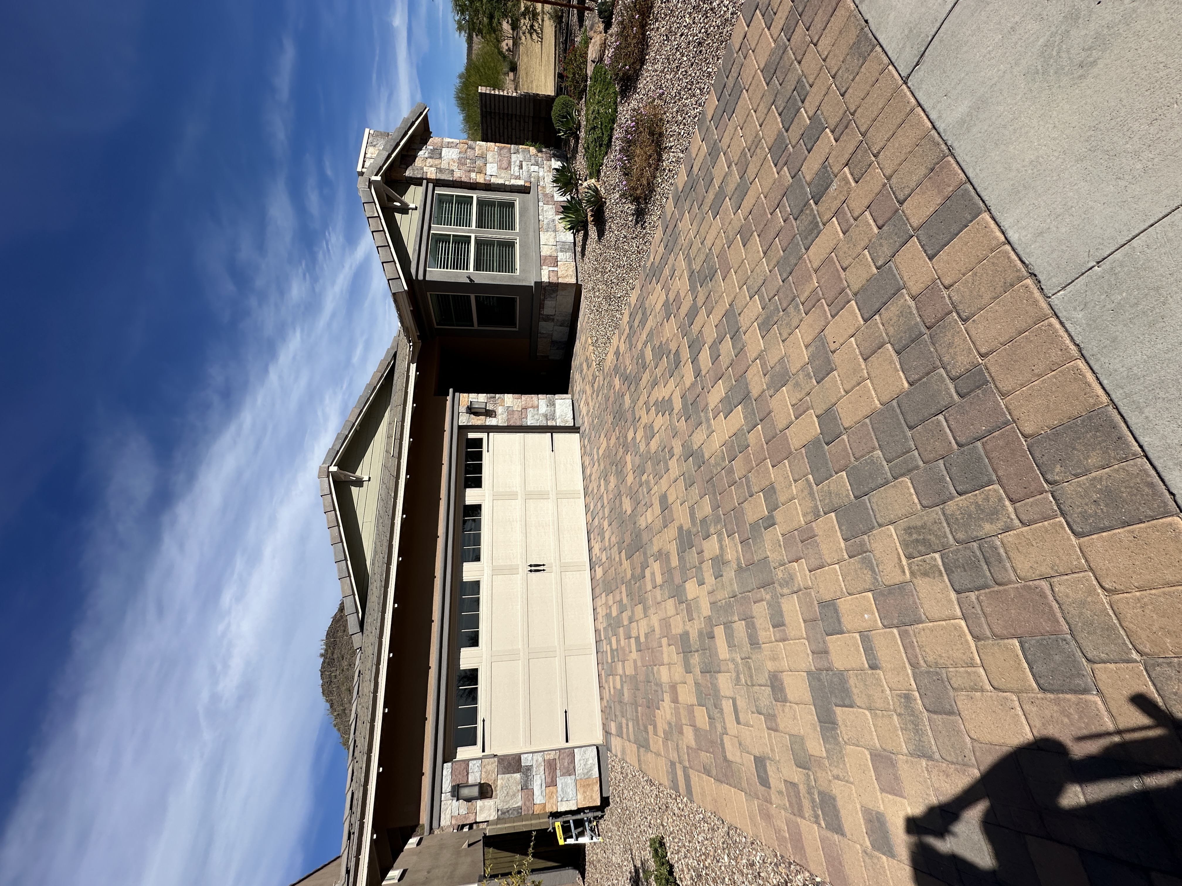 Professional window cleaning on Arizona home